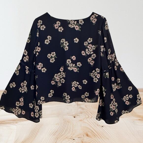 Cupcakes and Cashmere Audriana Ruffle Bell Sleeve Crop Top Sz M Navy Floral $105 - Picture 6 of 10